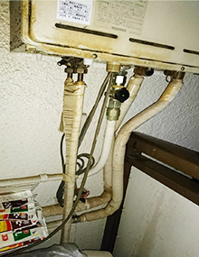 給湯器下の配管